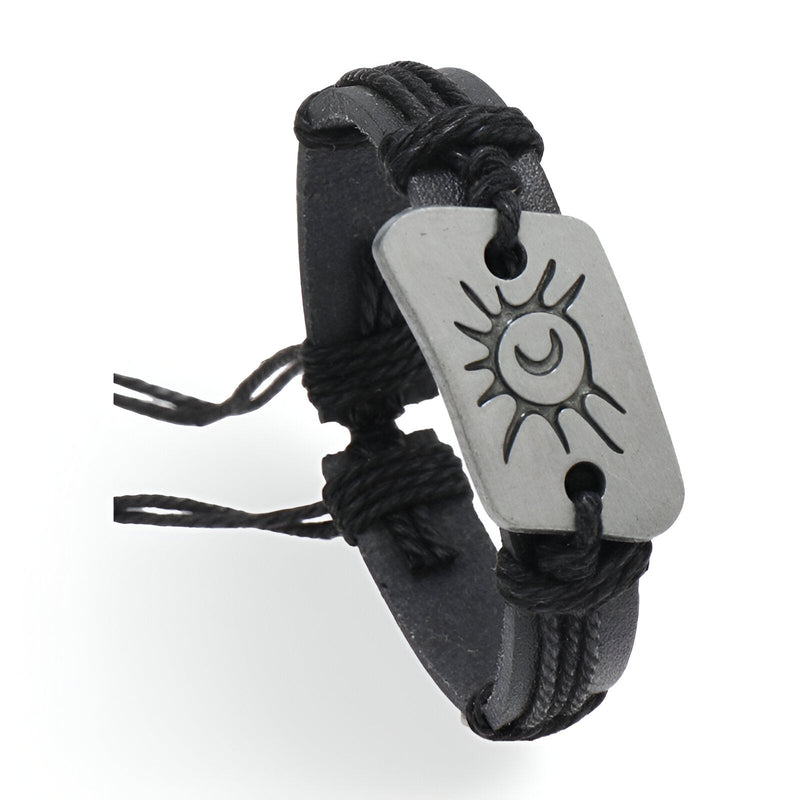 Bracelet homme noir en microfibre avec pendentif argenté soleil et lune gravés.