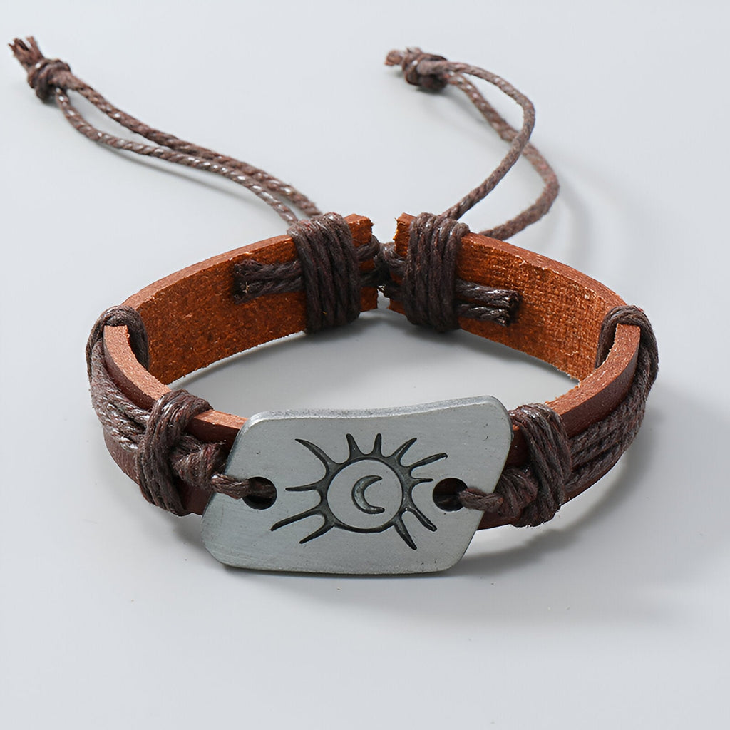 Bracelet marron en microfibre avec plaque métallique gravée soleil et lune, style réglable.