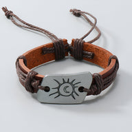 Bracelet marron en microfibre avec plaque métallique gravée soleil et lune, style réglable.