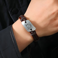 Bracelet homme marron en microfibre avec plaque argentée gravée soleil et lune.