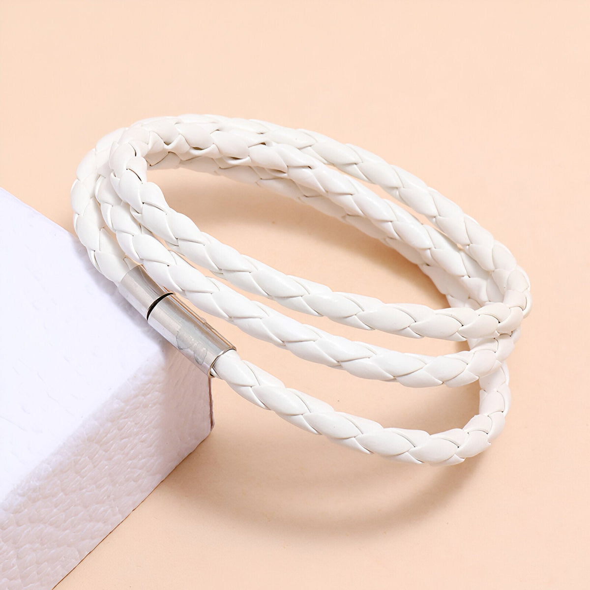 Bracelet en microfibre tressée blanc, simple à enrouler, fermeture magnétique argentée.