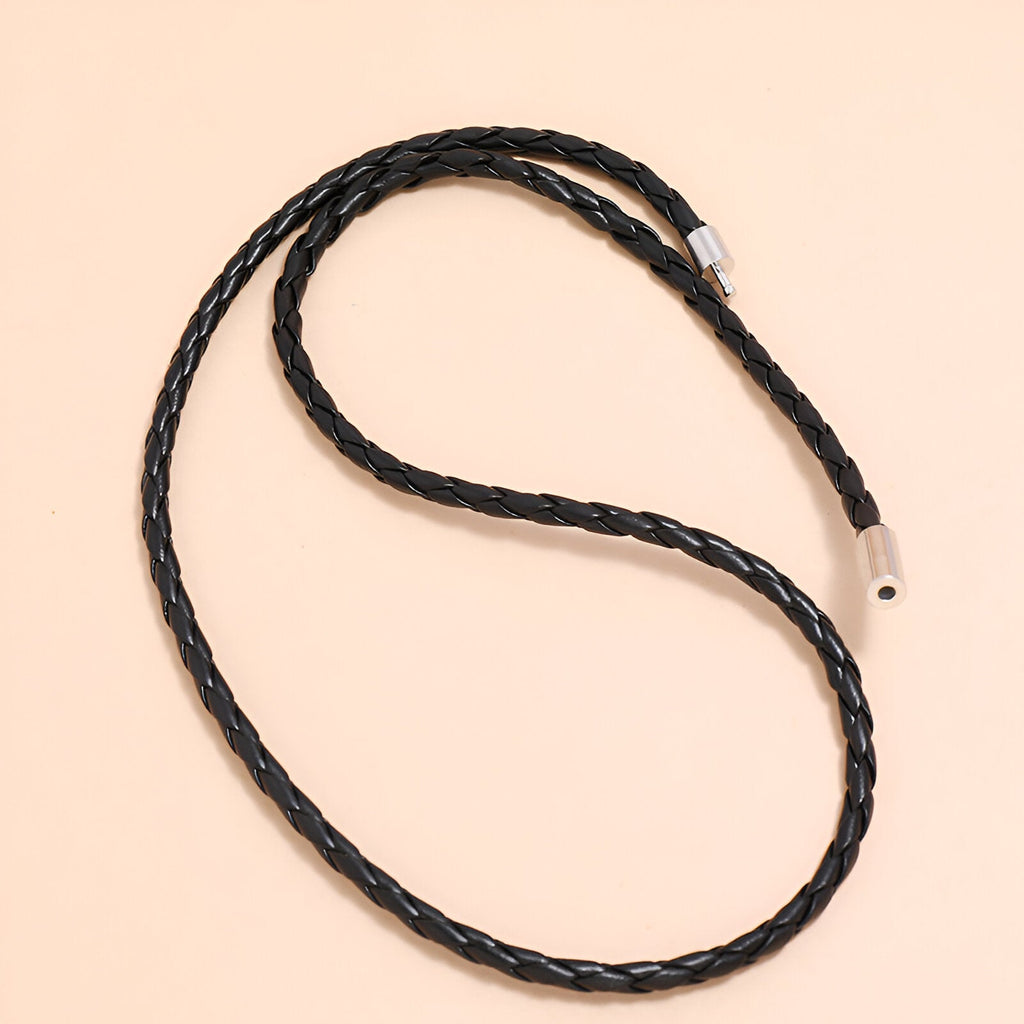 Bracelet en microfibre noir tressé simple à enrouler avec fermoir métallique argenté.