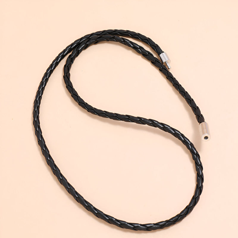 Bracelet en microfibre noir tressé simple à enrouler avec fermoir métallique argenté.