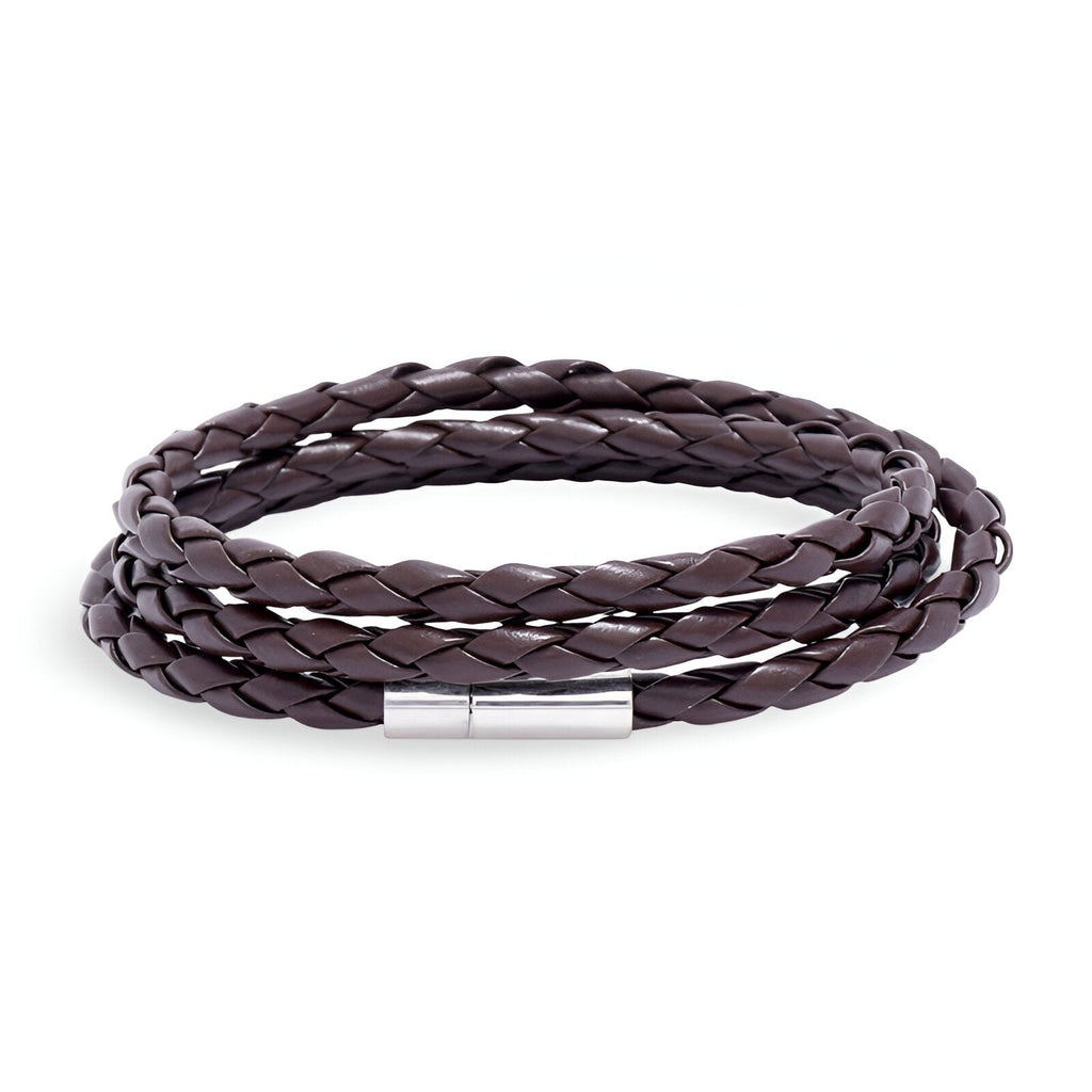 Bracelet en microfibre marron tressée à enrouler avec fermoir argenté simple et élégant.