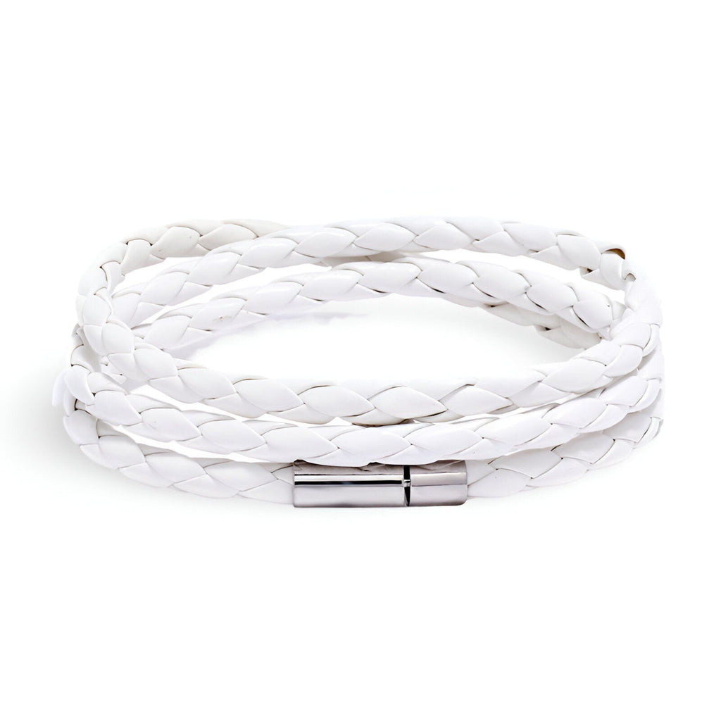 Bracelet en microfibre blanc tressé, style à enrouler, fermoir métallique argenté.