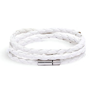 Bracelet en microfibre blanc tressé, style à enrouler, fermoir métallique argenté.