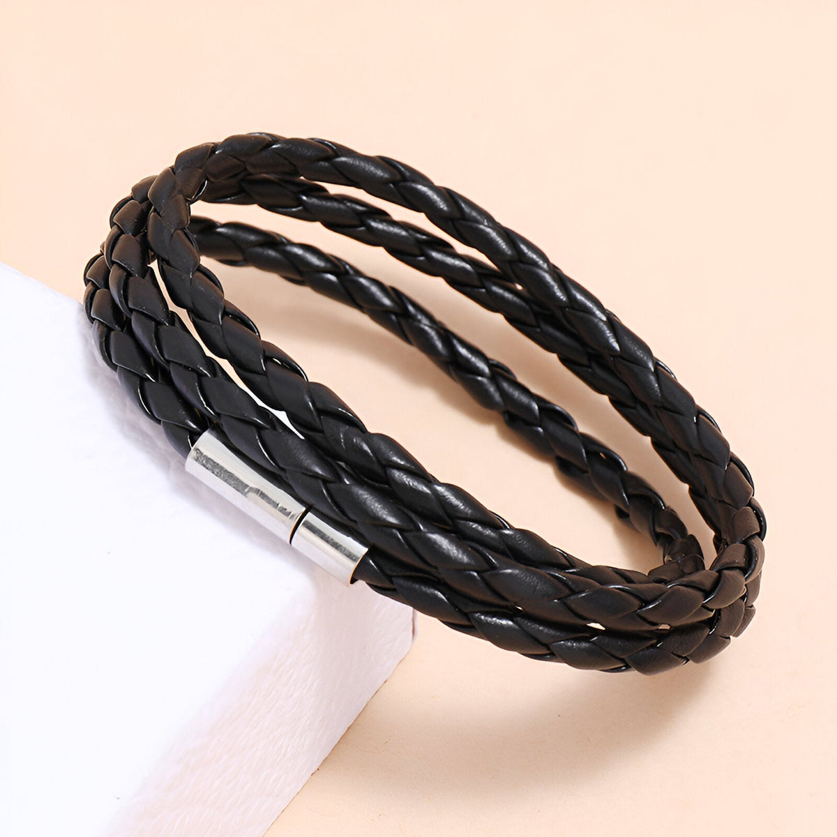 Bracelet en microfibre noir tressé, double tour, fermoir magnétique argenté, style mixte.