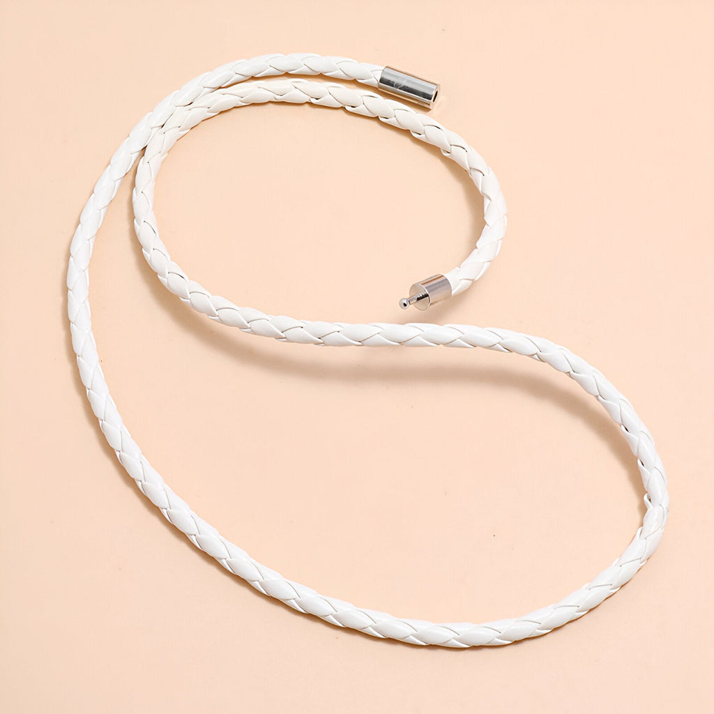 Bracelet à enrouler en microfibre tressée blanche avec embouts métalliques argentés.