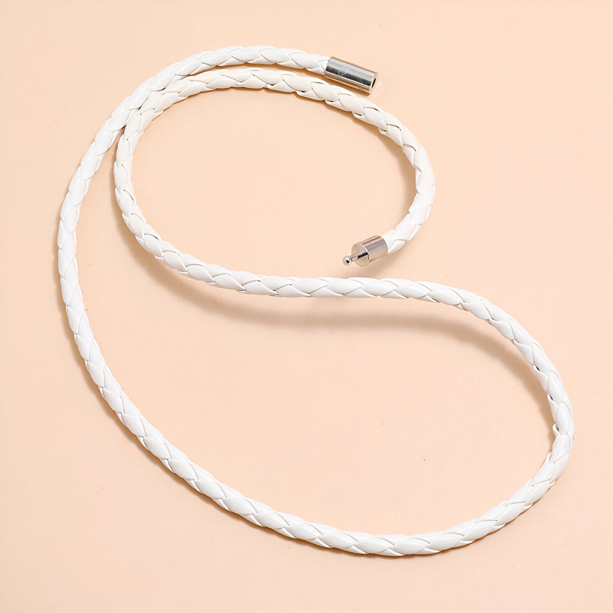Bracelet à enrouler en microfibre tressée blanche avec embouts métalliques argentés.
