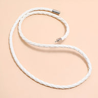 Bracelet à enrouler en microfibre tressée blanche avec embouts métalliques argentés.