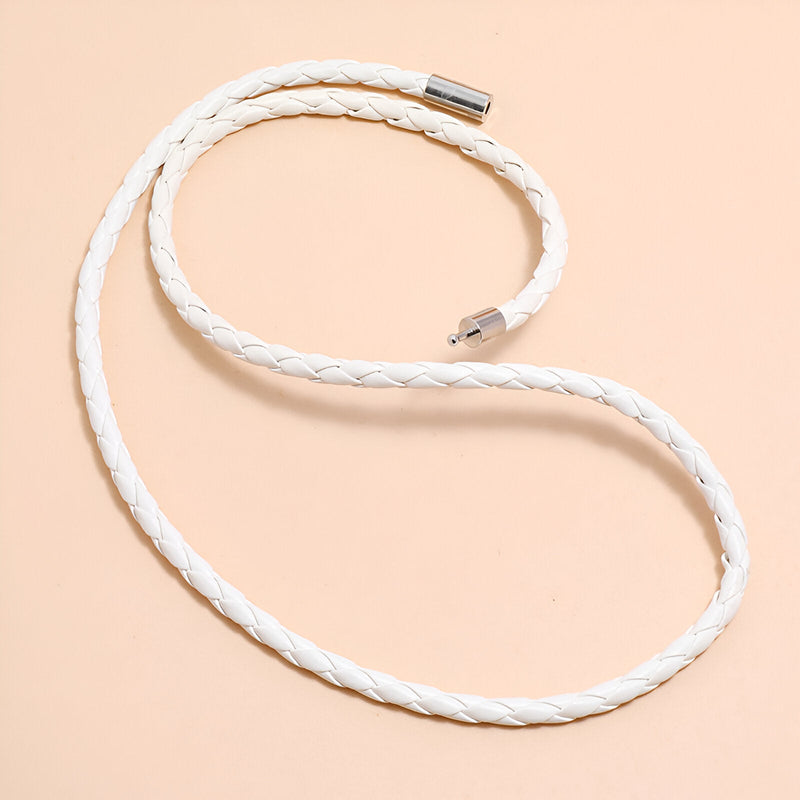 Bracelet à enrouler en microfibre tressée blanche avec embouts métalliques argentés.