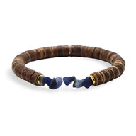 Bracelet homme en bois de coco foncé avec pierres naturelles bleu sodalite et anneaux dorés.