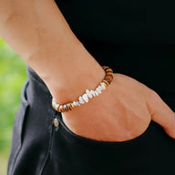 Bracelet homme en noix de coco avec pierres naturelles blanches, style naturel et décontracté.