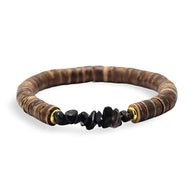 Bracelet homme en noix de coco avec pierres noires irrégulières et accents dorés.