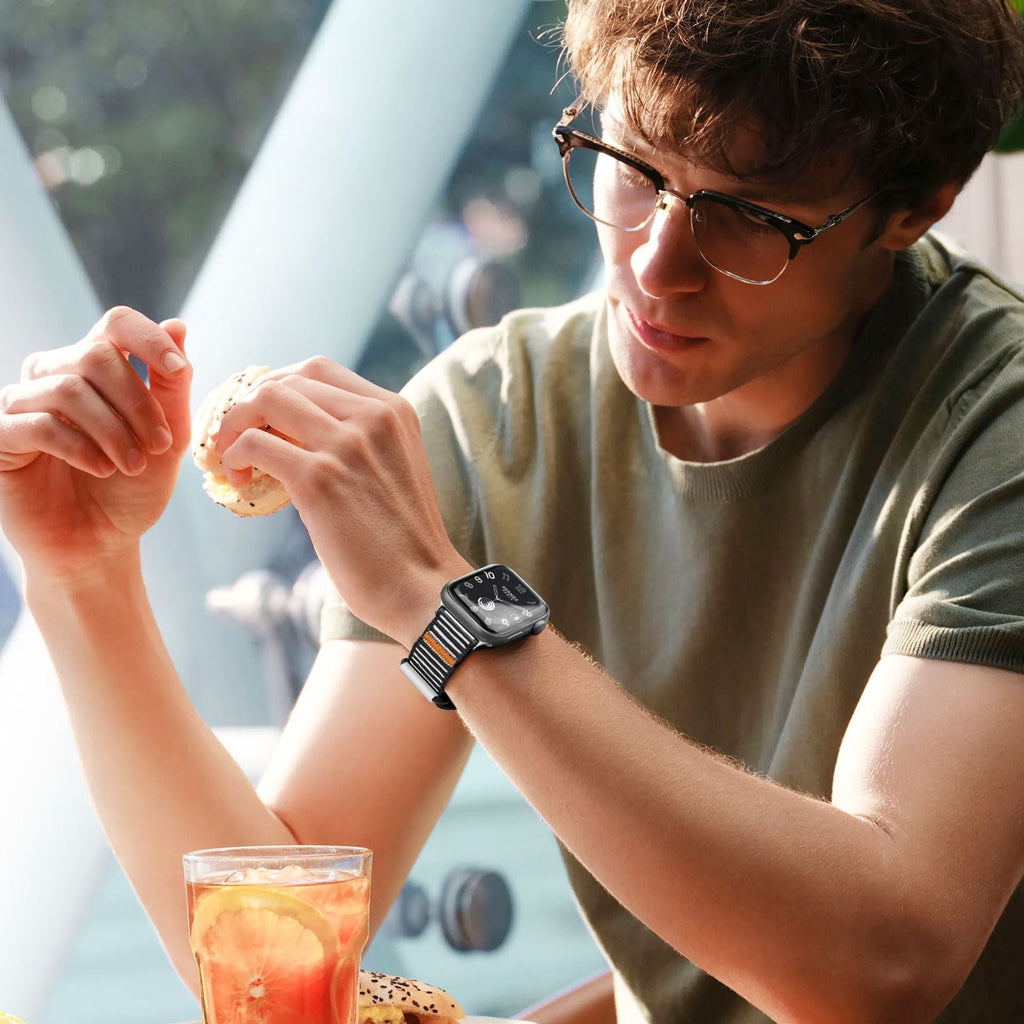 Bracelet en nylon noir à rayures pour Apple Watch, ajustable, modèle Dacota, porté par homme.