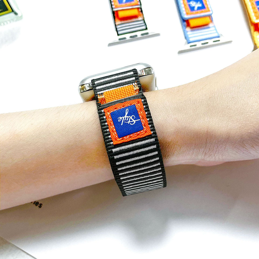 Bracelet Apple Watch en nylon noir à rayures grises avec patch orange et bleu, modèle Dacota, ajustable.