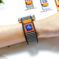 Bracelet Apple Watch en nylon noir à rayures grises avec patch orange et bleu, modèle Dacota, ajustable.