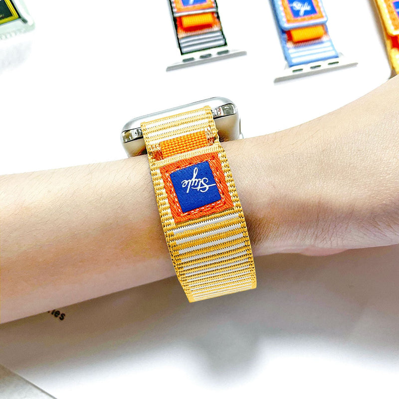 Bracelet Apple Watch en nylon jaune à rayures blanches, ajustable, modèle Dacota, étiquette bleue.
