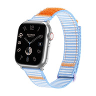 Bracelet en nylon bleu clair à rayures blanches et orange, ajustable pour Apple Watch.