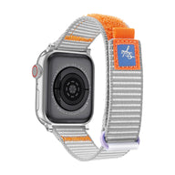 Bracelet en nylon gris à rayures blanches avec détails orange pour Apple Watch.