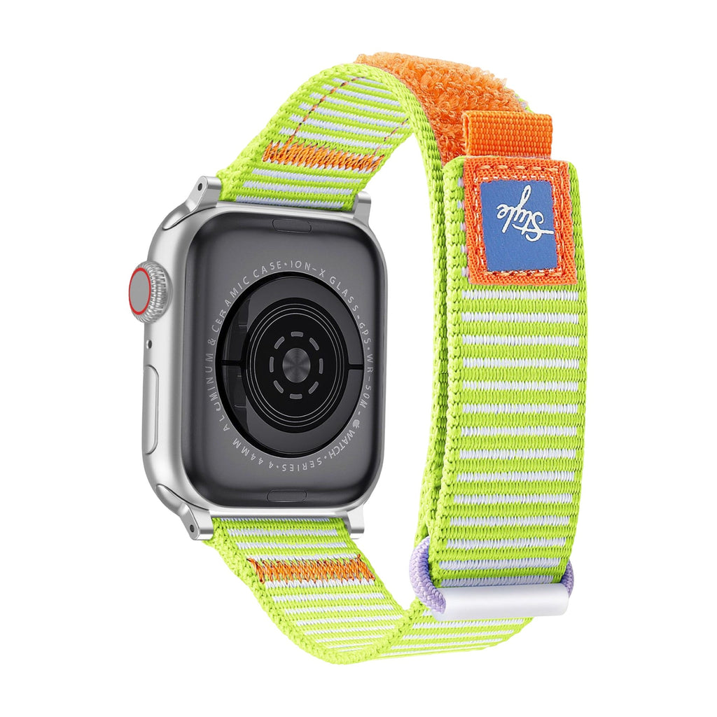 Bracelet en nylon vert et orange à rayures, ajustable, pour Apple Watch avec boucle métallique argentée.