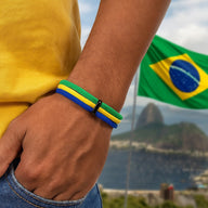 Bracelet en nylon tricolore vert, jaune et bleu avec fermoir noir, style sport et décontracté.