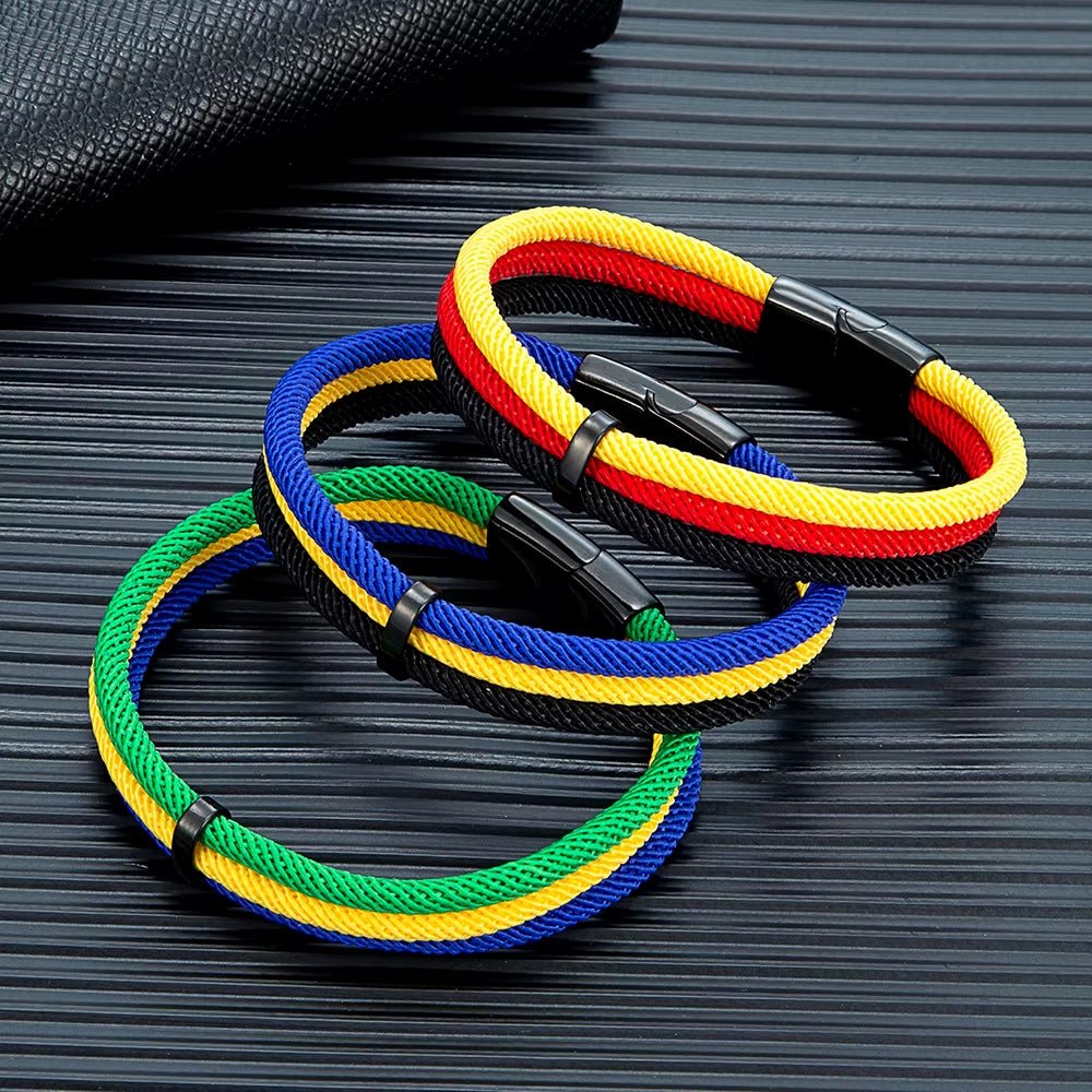 Bracelets en nylon tressé aux couleurs des drapeaux du Brésil, Ukraine et Espagne avec fermoir noir compact.