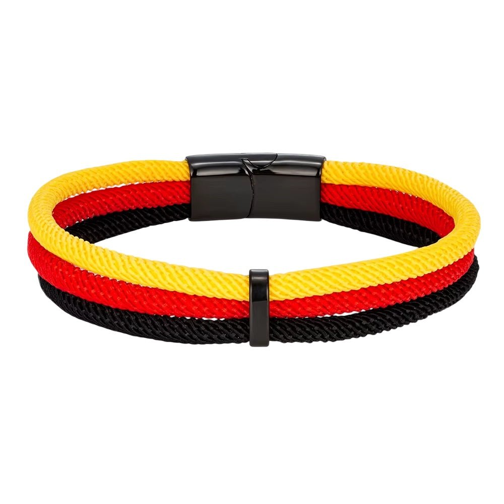 Bracelet en nylon tricolore noir, rouge et jaune avec fermoir noir mat, style sportif et ajusté.