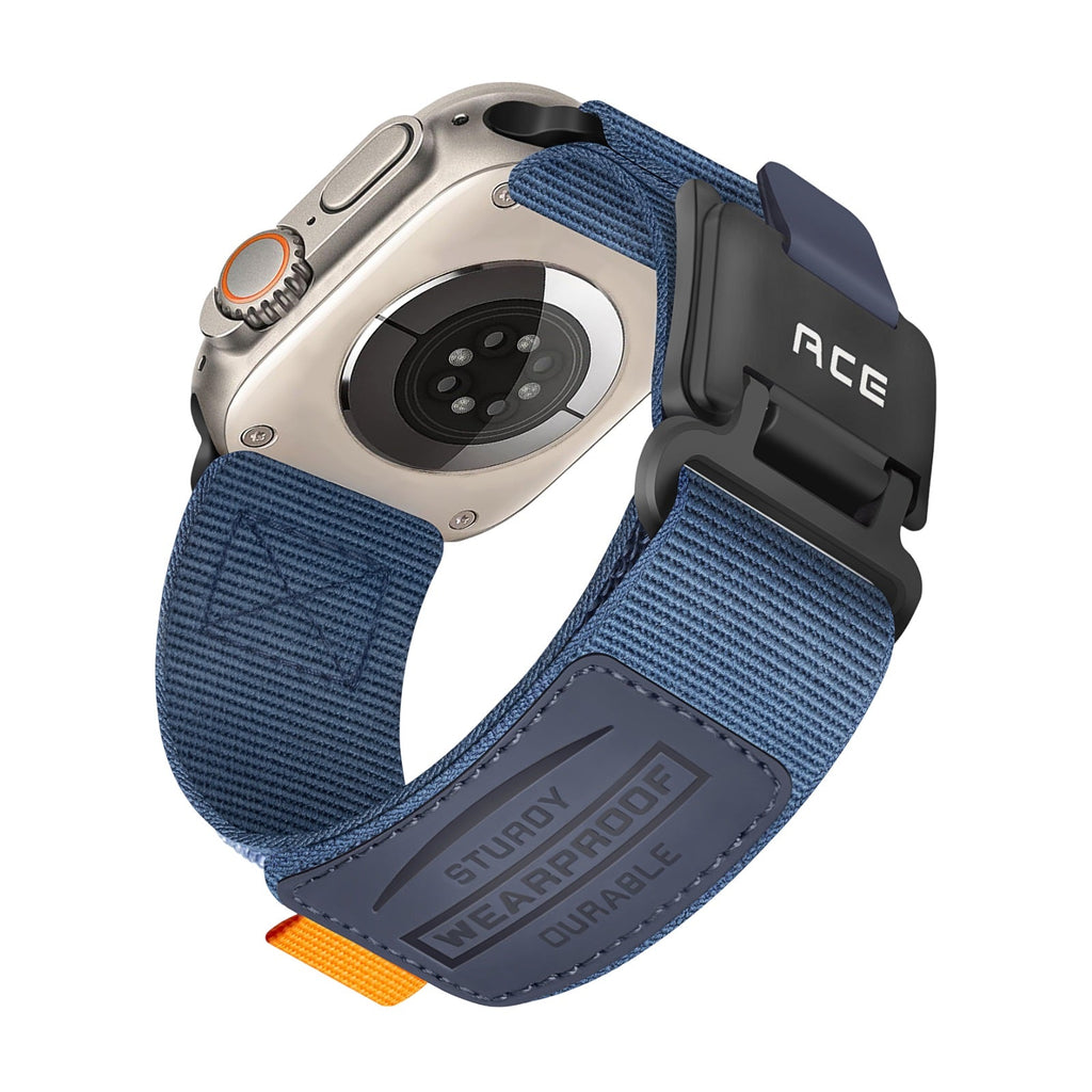 Bracelet en nylon bleu résistant avec boucle magnétique noire et étiquette Ace pour Apple Watch.