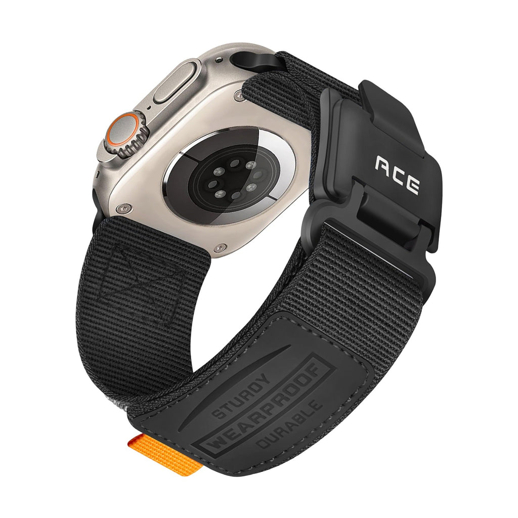 Bracelet Apple Watch en nylon noir tissé, boucle magnétique noire avec inscription Ace, résistant et ajustable, détail.