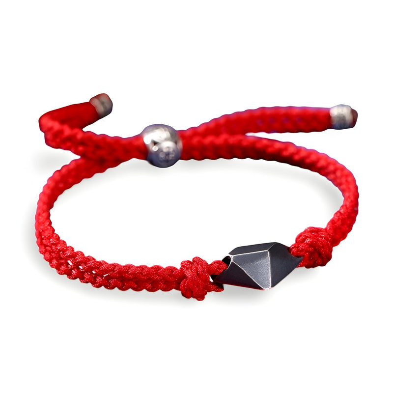 Bracelet en nylon rouge avec ornement géométrique en argent sterling et fermoir boule.