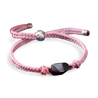 Bracelet en nylon rose avec ornement géométrique noir en argent sterling.