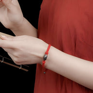 Bracelet en nylon rouge avec ornement en argent sterling en forme de nuage, modèle Sky.