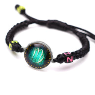 Bracelet en nylon noir tressé avec médaillon signe Vierge lumineux vert et perles lettres colorées.