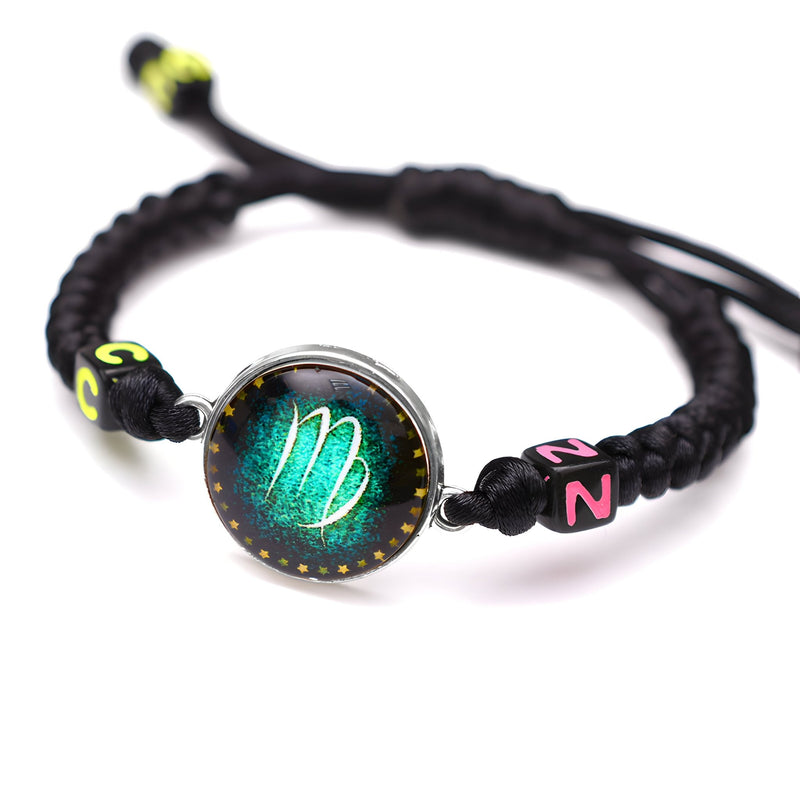 Bracelet en nylon noir tressé avec médaillon signe Vierge lumineux vert et perles lettres colorées.