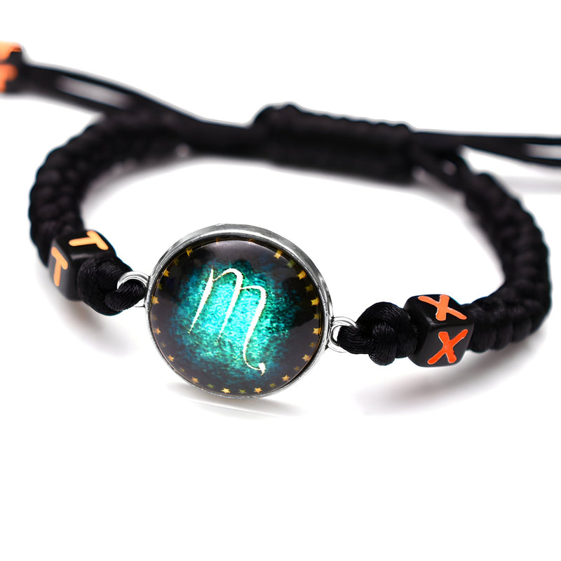 Bracelet en nylon noir tressé avec signe zodiaque Scorpion bleu et motifs orange sur embouts.