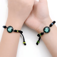 Bracelet en nylon noir avec signe zodiaque Bélier vert lumineux et lettres jaunes ajustables.