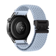 Bracelet en nylon tissé bleu clair avec boucle tactique noire pour montre Huawei, dos de montre visible.