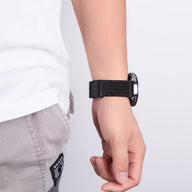 Bracelet noir en nylon tissé avec boucle tactique pour Huawei Watch porté au poignet.