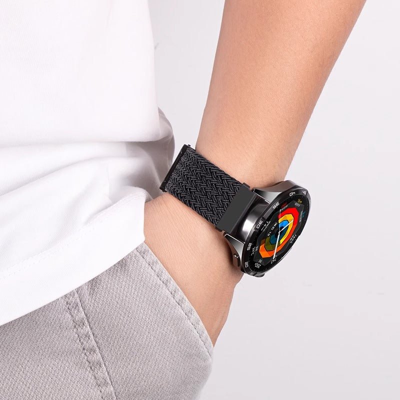 Bracelet montre Huawei en nylon tissé noir avec boucle tactique, porté au poignet.