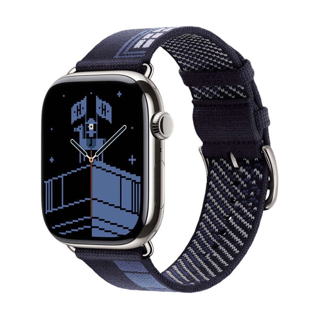 Bracelet Apple Watch en nylon tissé bleu marine avec boucle classique en métal et motifs urbains gris clair.