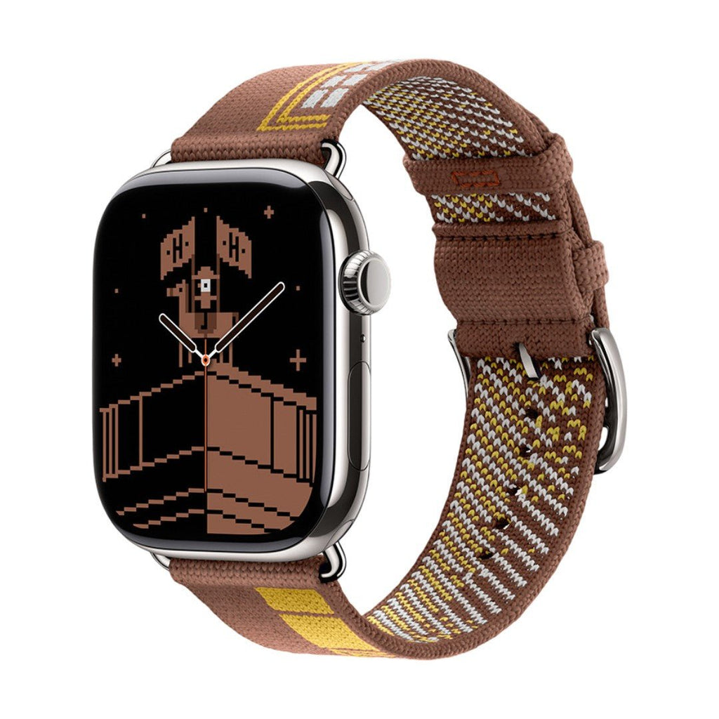 Bracelet Apple Watch en nylon tissé marron avec motif urbain jaune, boucle classique en métal argenté.