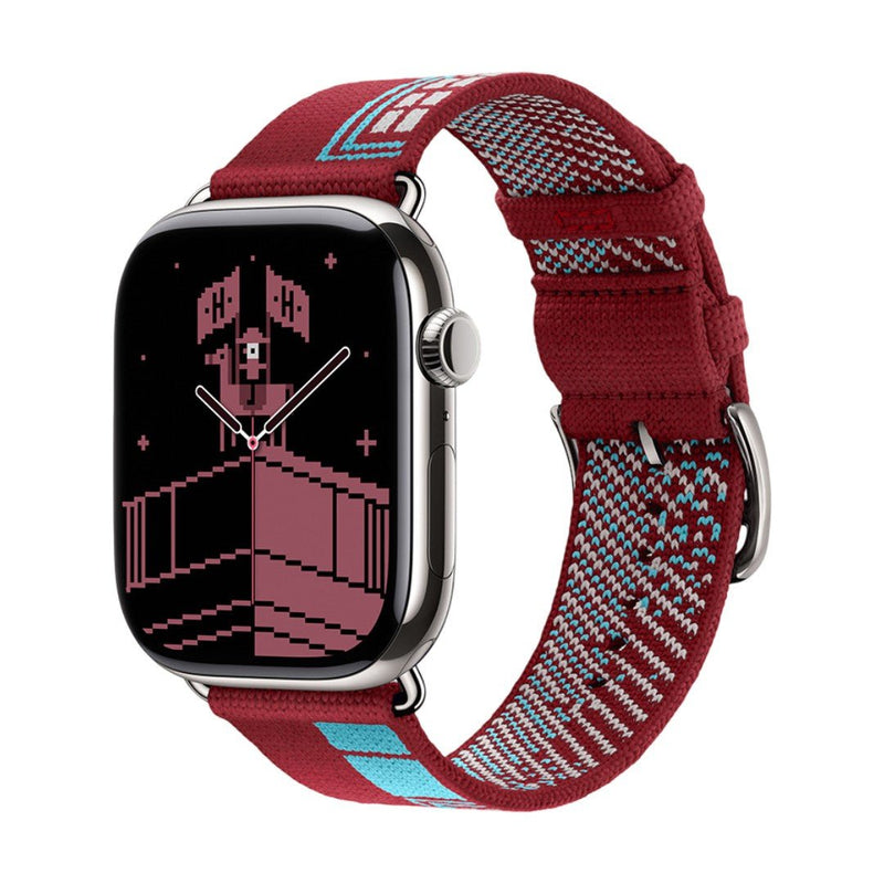 Bracelet Apple Watch en nylon tissé rouge bordeaux avec motifs bleus et boucle classique en métal argenté.