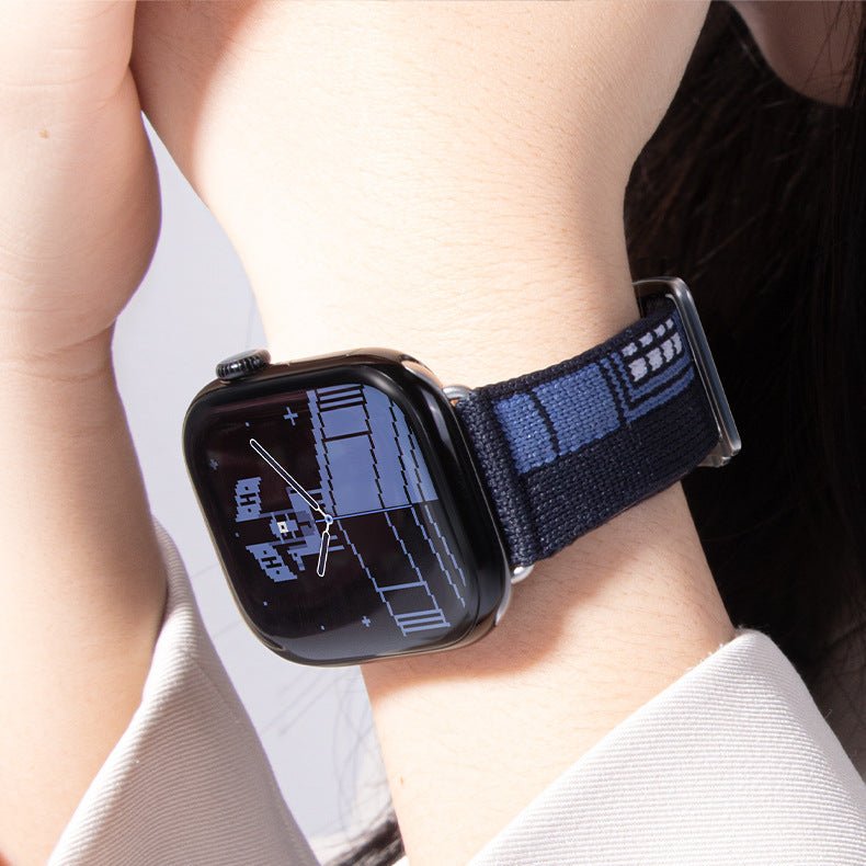 Bracelet Apple Watch en nylon tissé bleu marine et noir avec boucle classique, design urbain moderne.