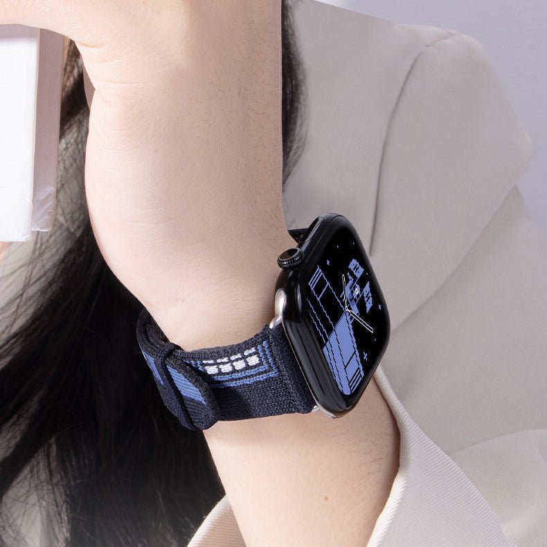 Bracelet en nylon tissé noir et bleu pour Apple Watch, boucle classique, texture respirante, design urbain moderne.