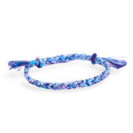 Bracelet tressé en nylon multicolore bleu et violet avec fermoir coulissant pour femme.