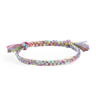 Bracelet féminin en nylon tressé multicolore avec extrémités effilochées et nœud coulissant.