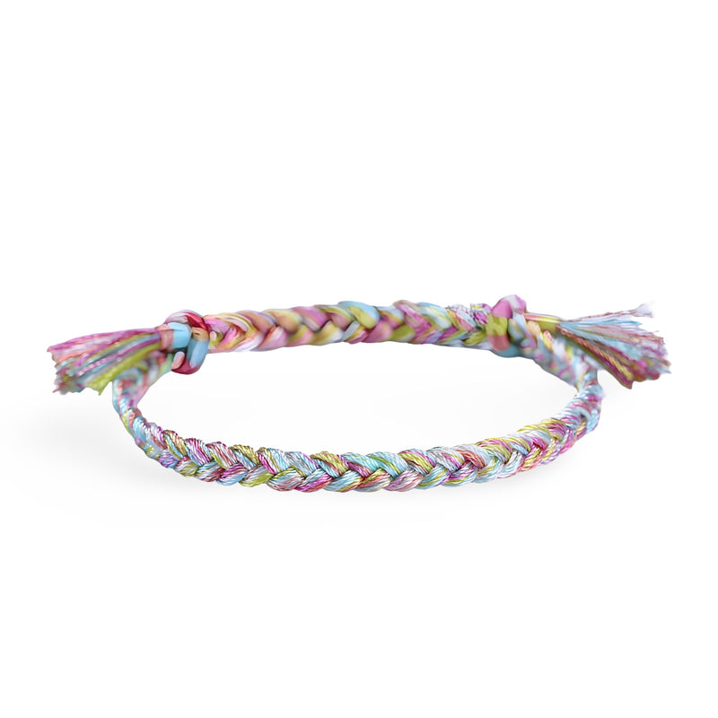 Bracelet féminin en nylon tressé multicolore avec extrémités effilochées et nœud coulissant.