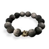 Bracelet pour homme en perles d'obsidienne noire à effet pierre de lune avec détail doré gravé.