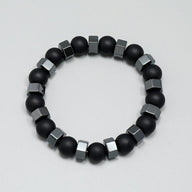 Bracelet homme en perles noires d'obsidienne mate alternées avec cubes métalliques gris.